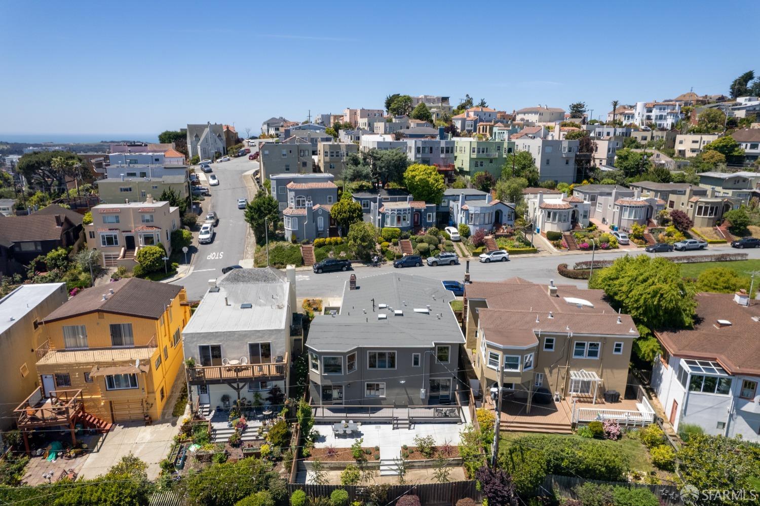 San Francisco, California 94112, United States, 6 Bedrooms Bedrooms, ,6 BathroomsBathrooms,Residential,Pending,125694
