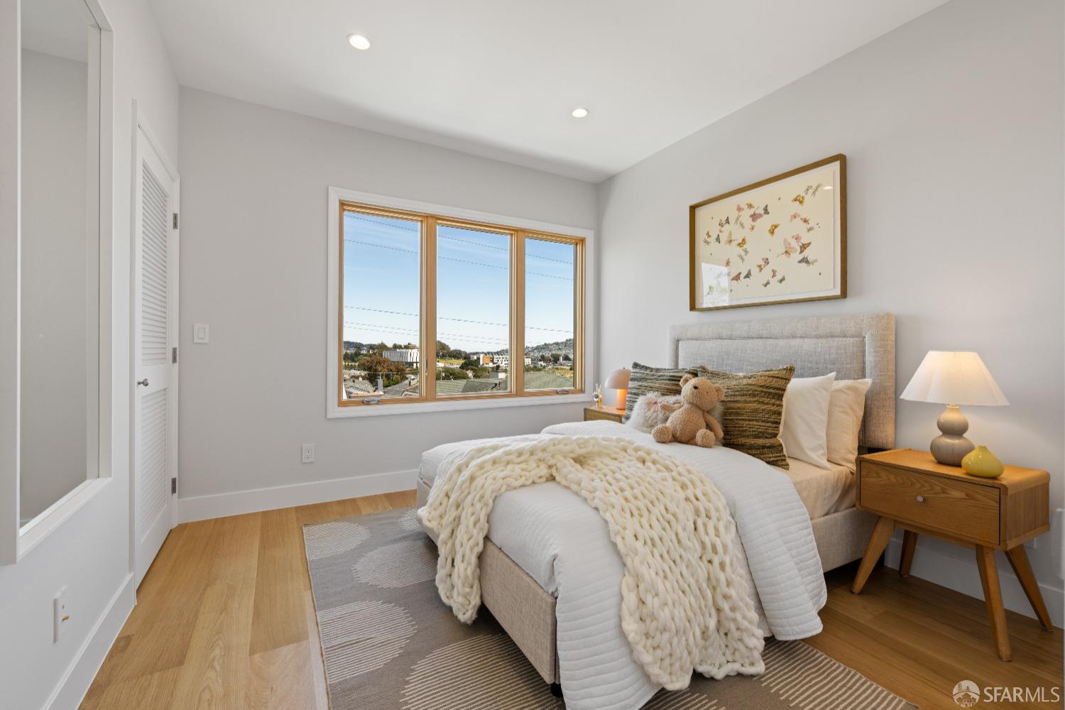 San Francisco, California 94112, United States, 6 Bedrooms Bedrooms, ,6 BathroomsBathrooms,Residential,Pending,125694