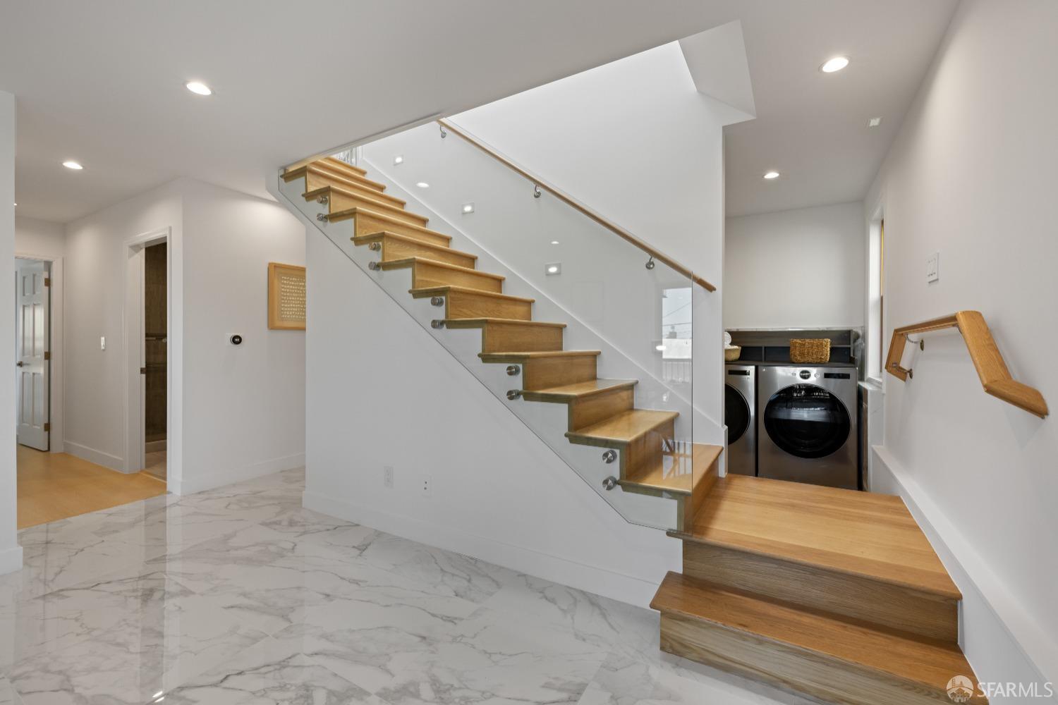 San Francisco, California 94112, United States, 6 Bedrooms Bedrooms, ,6 BathroomsBathrooms,Residential,Pending,125694