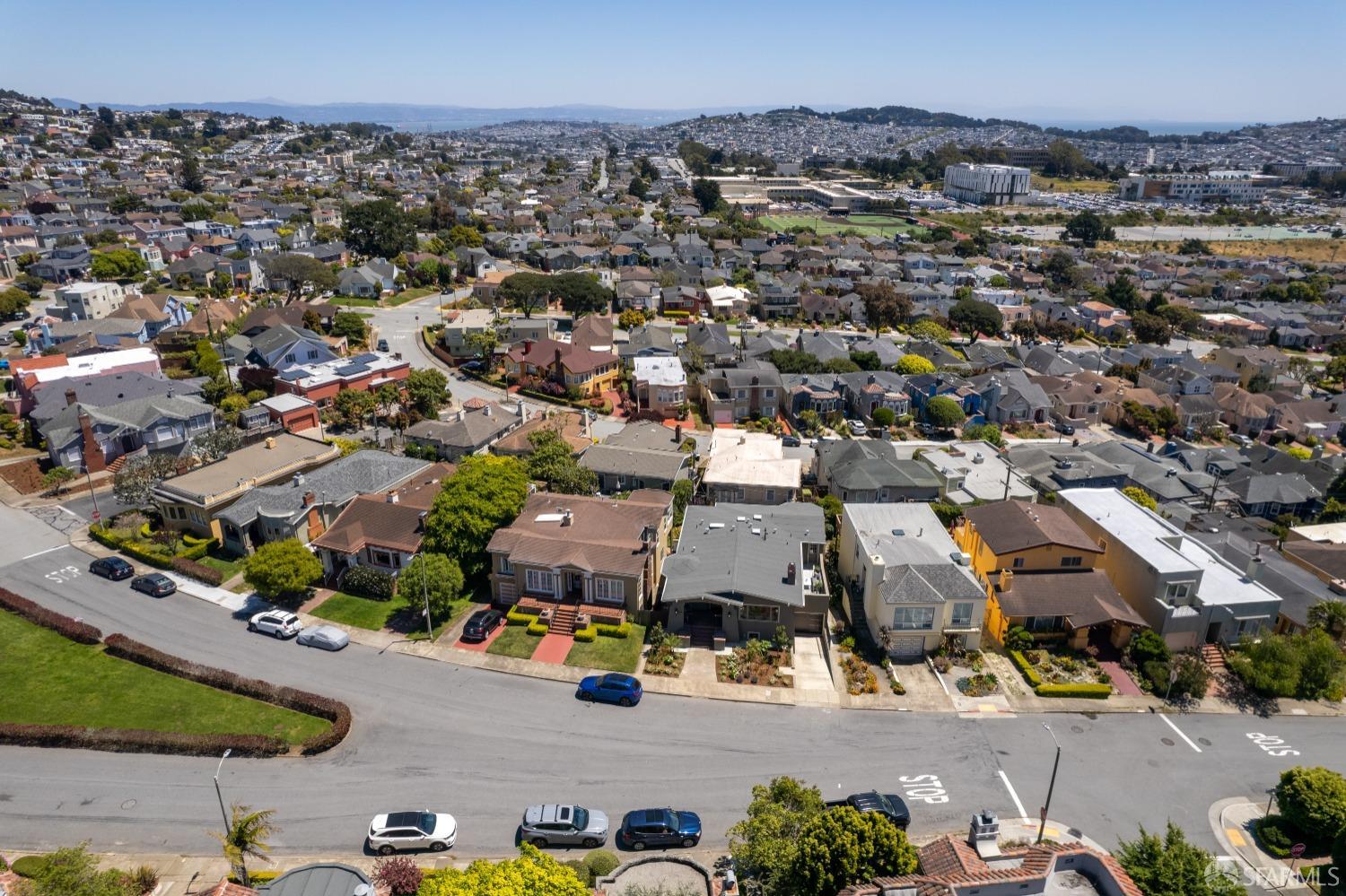 San Francisco, California 94112, United States, 6 Bedrooms Bedrooms, ,6 BathroomsBathrooms,Residential,Pending,125694