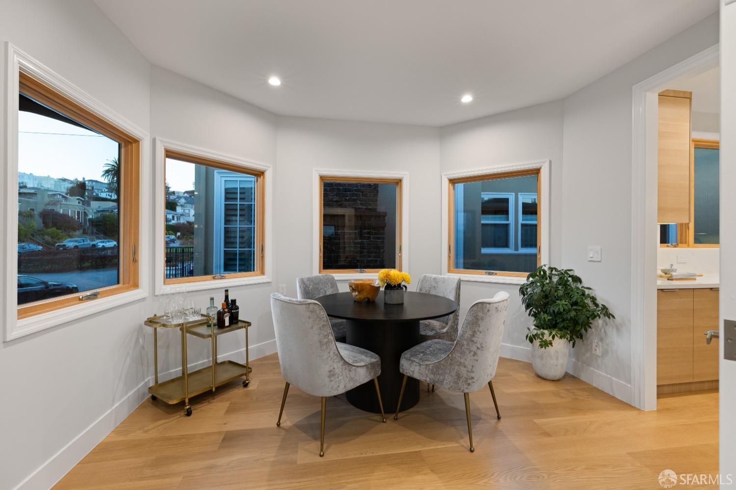 San Francisco, California 94112, United States, 6 Bedrooms Bedrooms, ,6 BathroomsBathrooms,Residential,Pending,125694