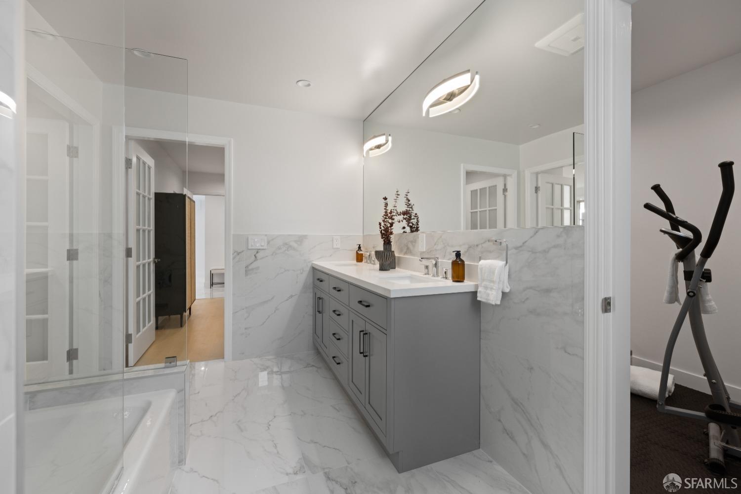 San Francisco, California 94112, United States, 6 Bedrooms Bedrooms, ,6 BathroomsBathrooms,Residential,Pending,125694