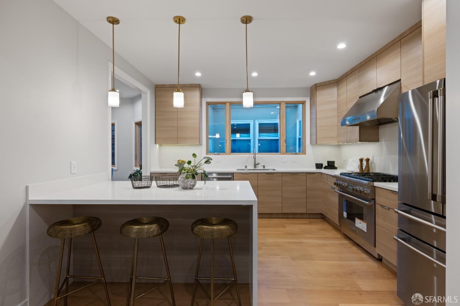 San Francisco, California 94112, United States, 6 Bedrooms Bedrooms, ,6 BathroomsBathrooms,Residential,Pending,125694