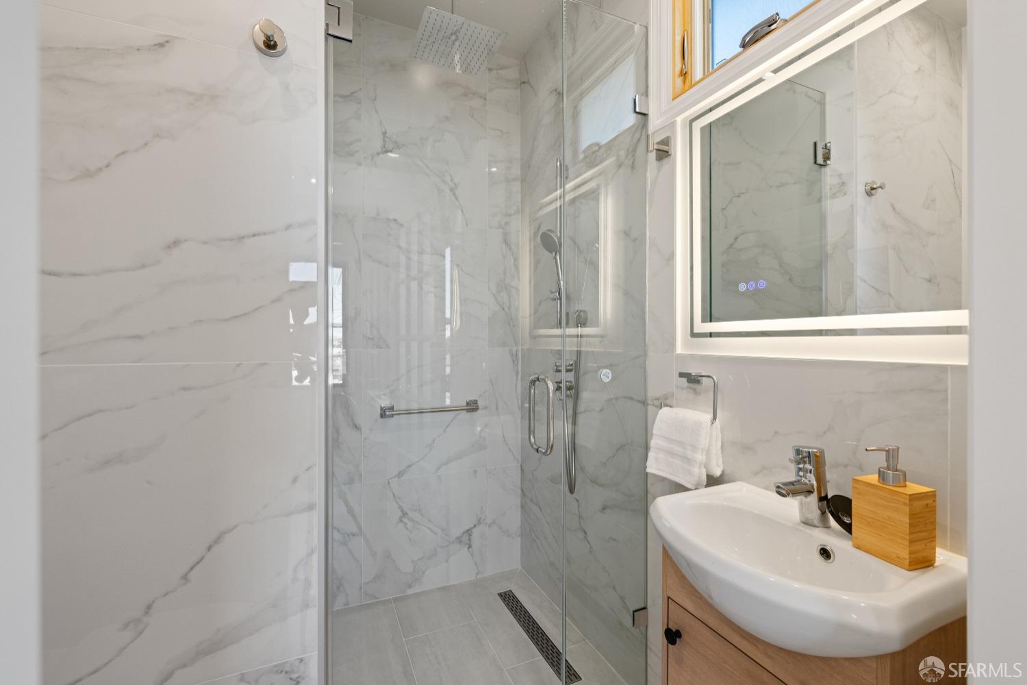 San Francisco, California 94112, United States, 6 Bedrooms Bedrooms, ,6 BathroomsBathrooms,Residential,Pending,125694