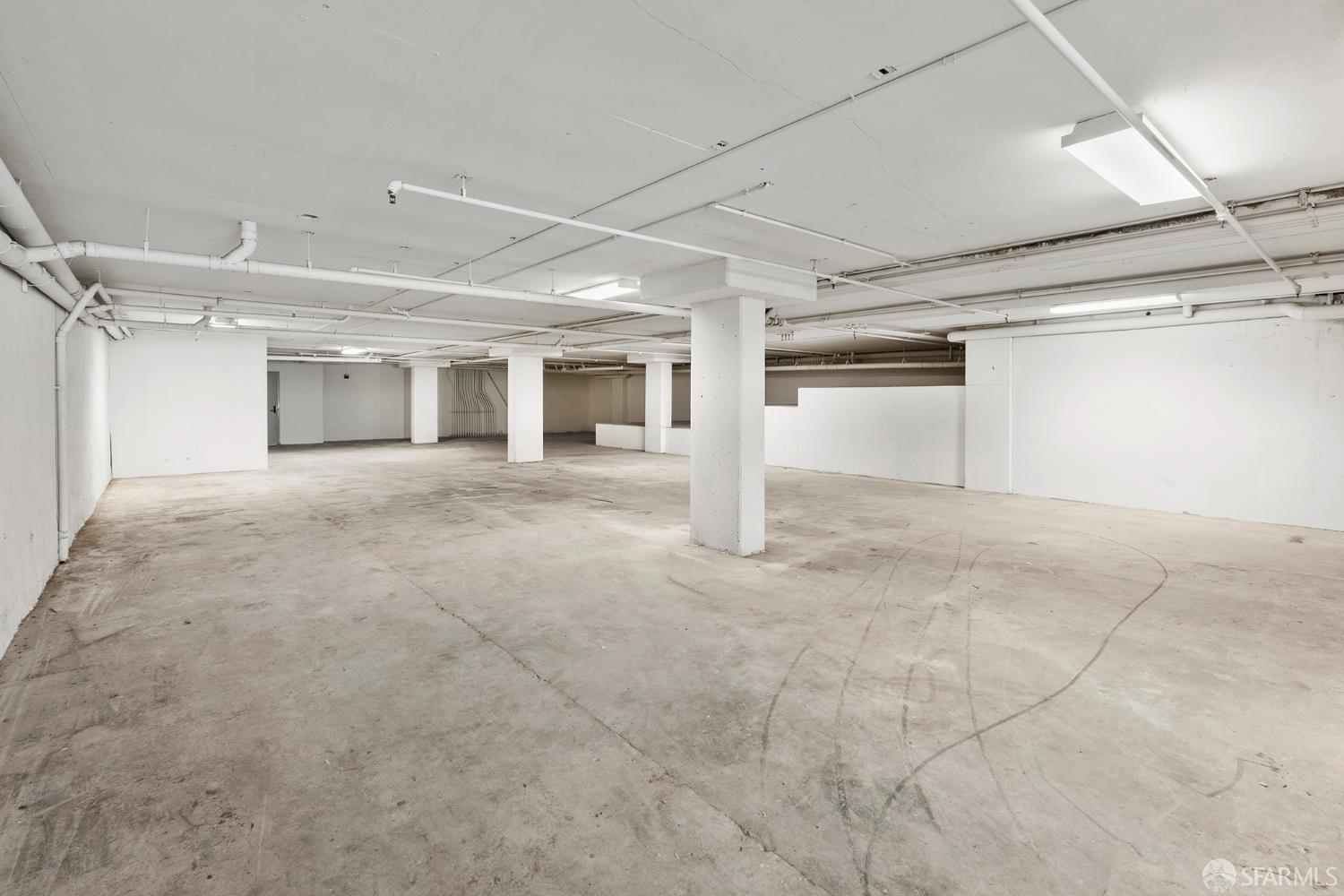 566 S Van Ness Avenue COMM1