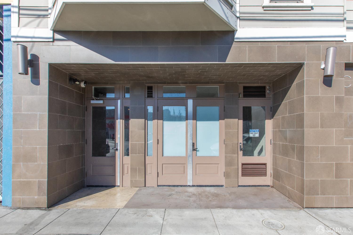 566 S Van Ness Avenue COMM1