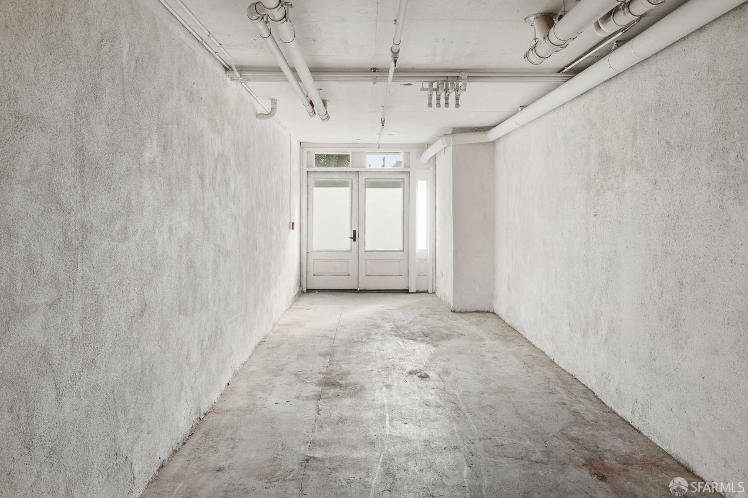 566 S Van Ness Avenue COMM1