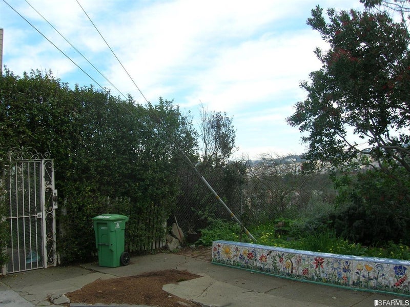 868 Moultrie Street