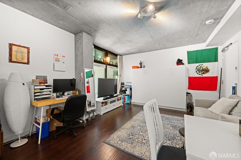 8 Octavia Boulevard 407