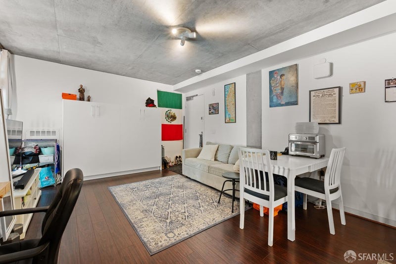 8 Octavia Boulevard 407
