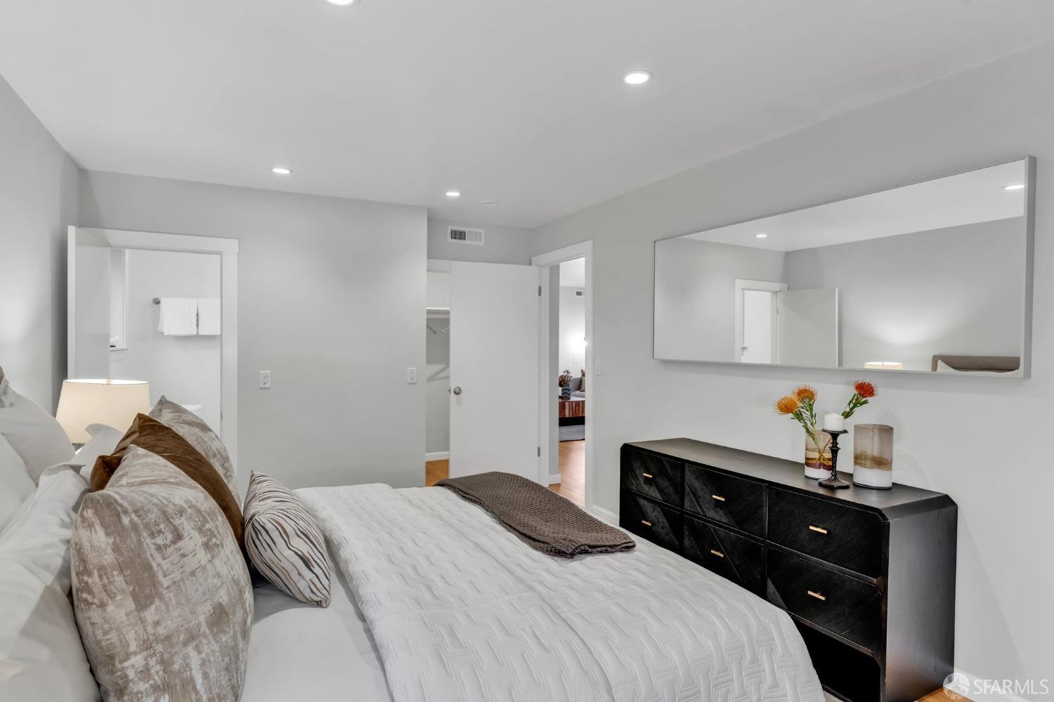 San Francisco, California 94127, United States, 3 Bedrooms Bedrooms, ,2 BathroomsBathrooms,Residential,Pending,115376