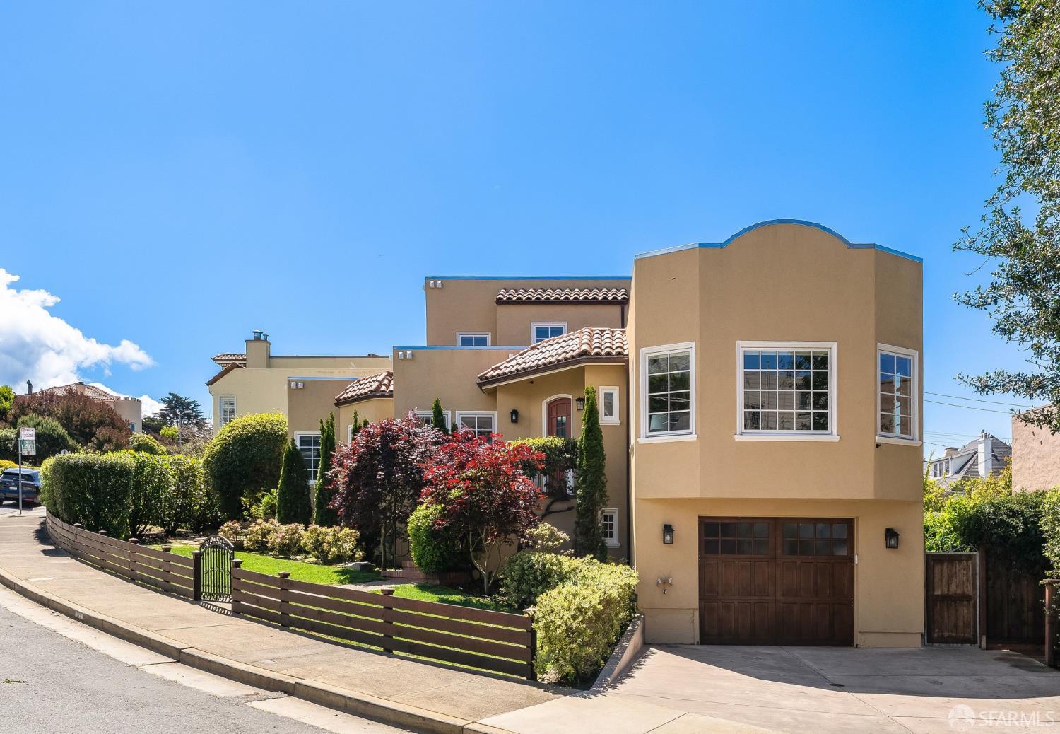 325 Moncada Way