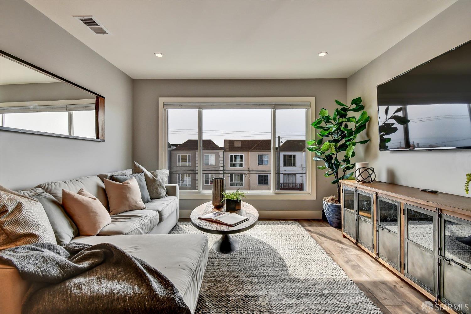 San Francisco, California 94122, United States, 4 Bedrooms Bedrooms, ,2 BathroomsBathrooms,Residential,Active,102967