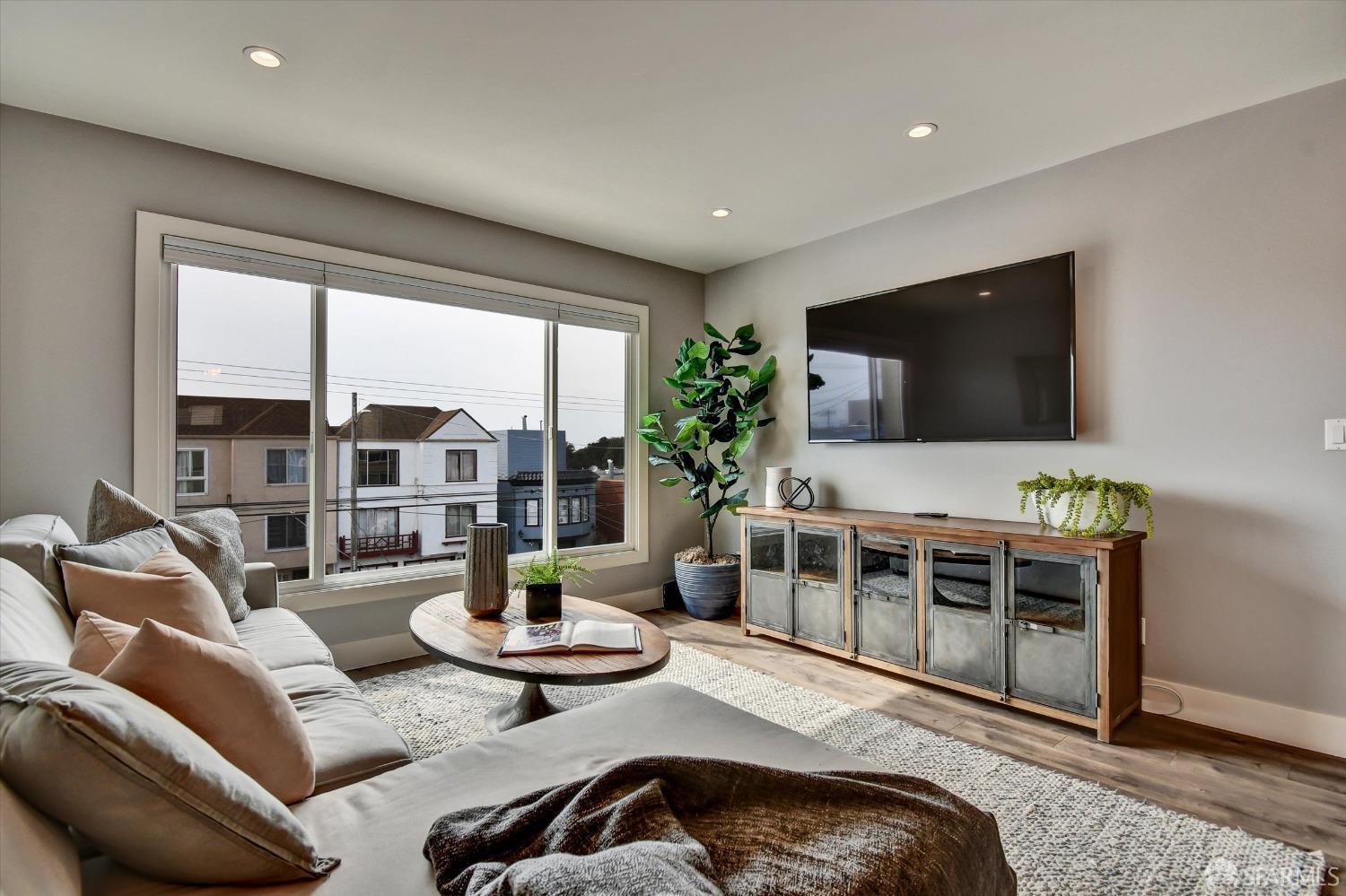 San Francisco, California 94122, United States, 4 Bedrooms Bedrooms, ,2 BathroomsBathrooms,Residential,Active,102967