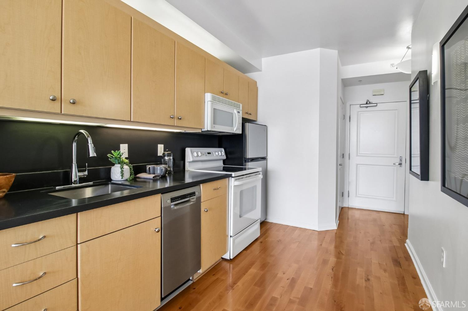 140 South Van Ness Avenue 724