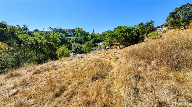 2 Laurel Way