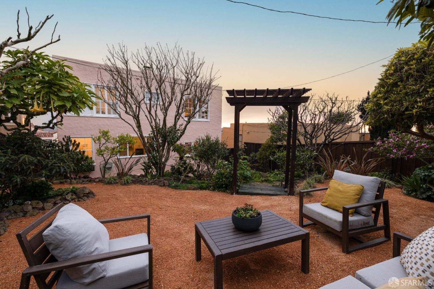 San Francisco, California 94127, United States, 3 Bedrooms Bedrooms, ,3 BathroomsBathrooms,Residential,Pending,101579