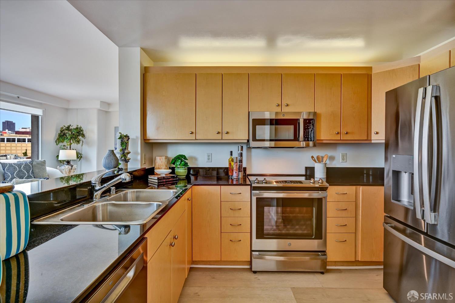 140 S Van Ness Avenue 819