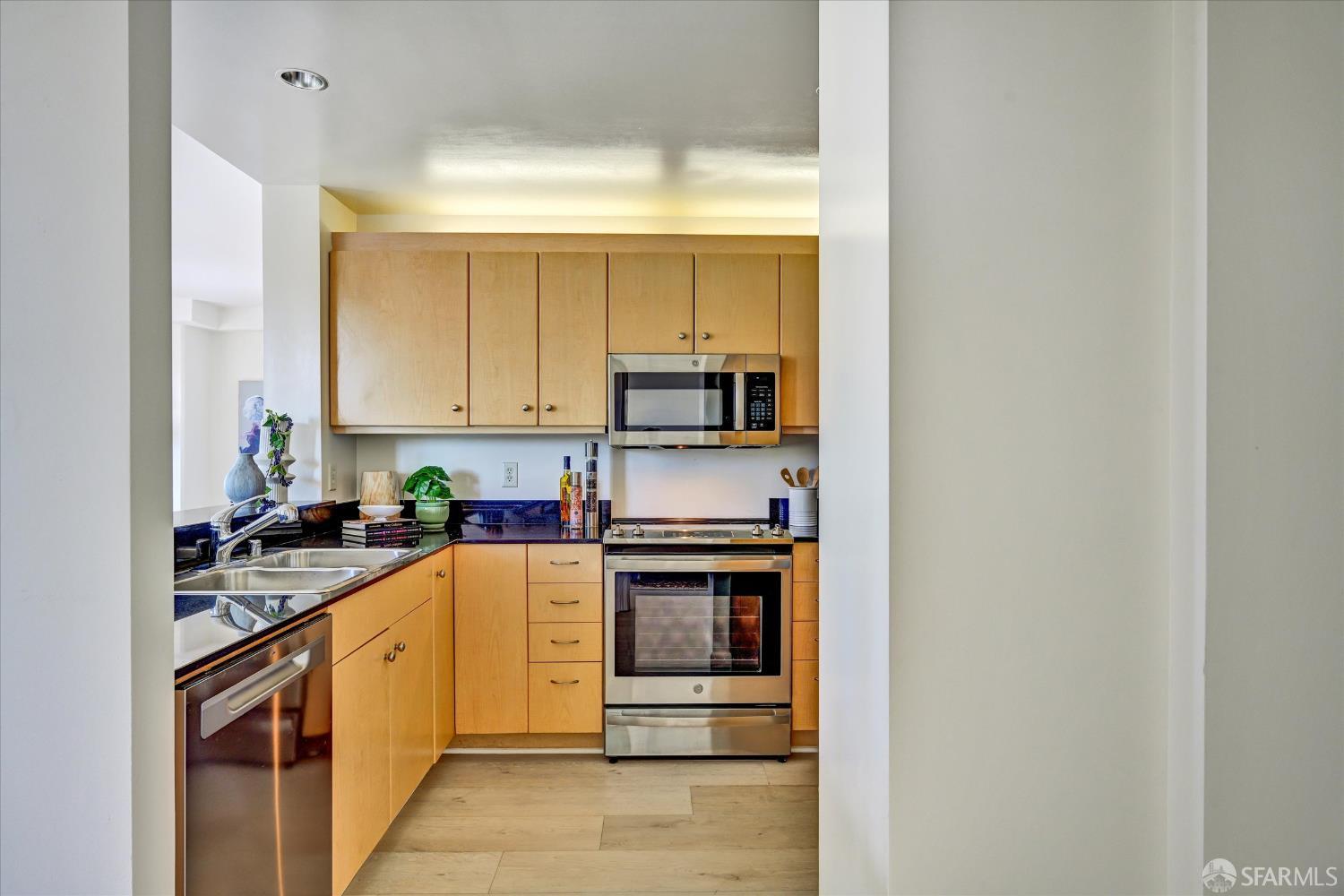 140 S Van Ness Avenue 819