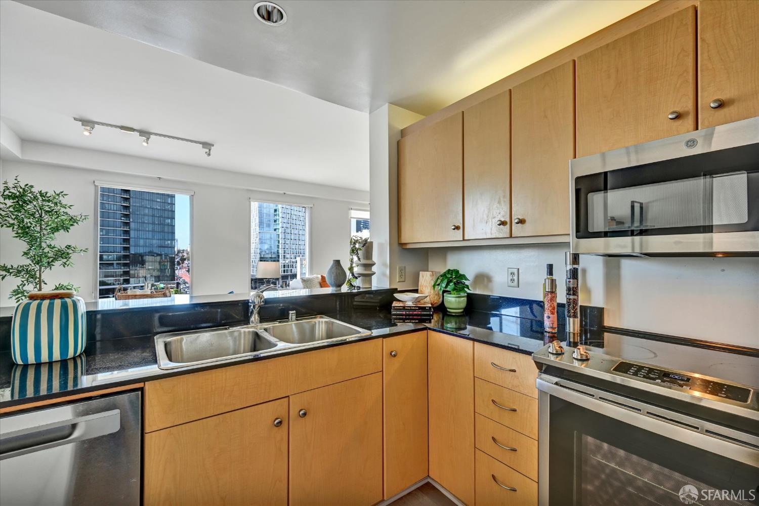 140 S Van Ness Avenue 819