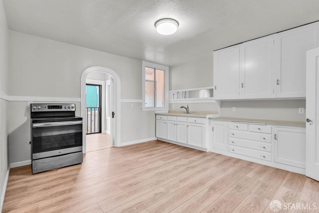 San Francisco, California 94112, United States, 2 Bedrooms Bedrooms, ,1 BathroomBathrooms,Residential,Pending,17650