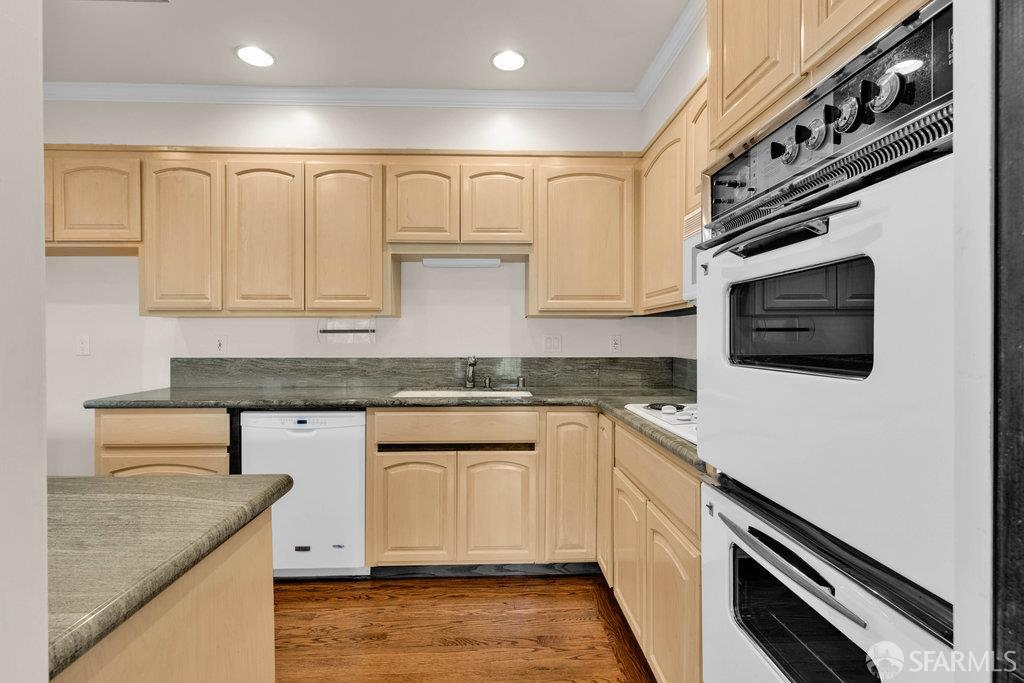 Menlo Park, California 94025, United States, 3 Bedrooms Bedrooms, ,2 BathroomsBathrooms,Residential,Active,232405