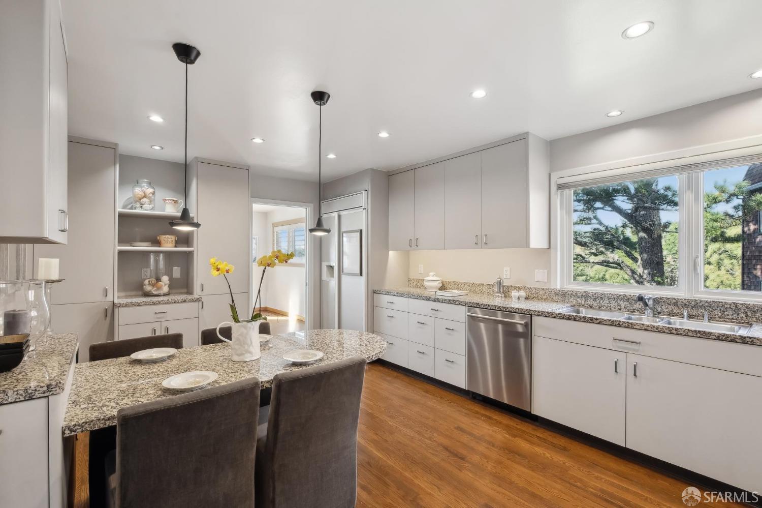 San Francisco, California 94131, United States, 3 Bedrooms Bedrooms, ,4 BathroomsBathrooms,Residential,Pending,4235