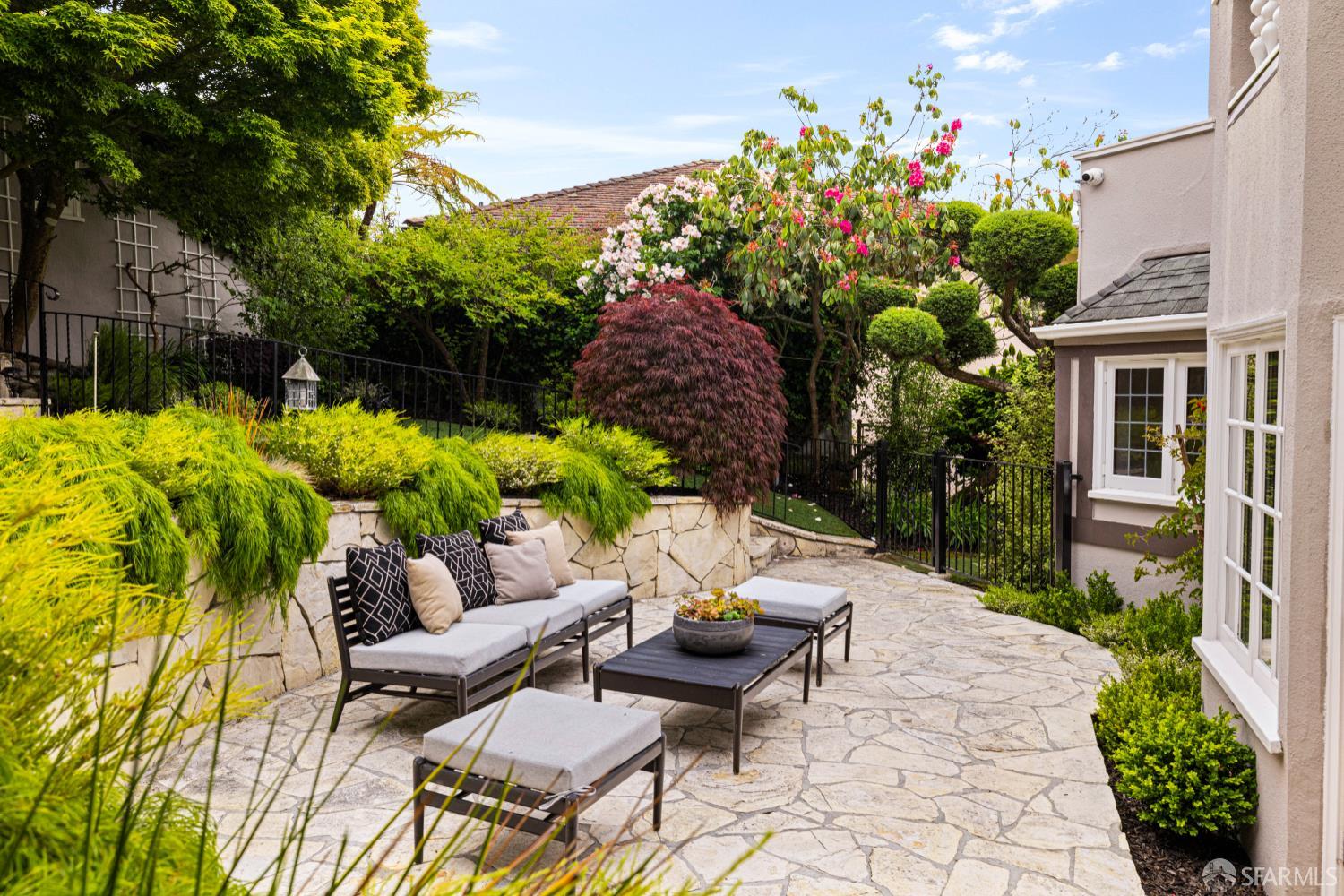 San Francisco, California 94127, United States, 3 Bedrooms Bedrooms, ,5 BathroomsBathrooms,Residential,Pending,208929