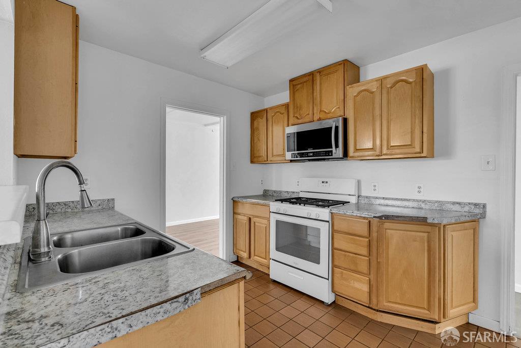 Pittsburg, California 94565, United States, 4 Bedrooms Bedrooms, ,2 BathroomsBathrooms,Residential,Pending,208895