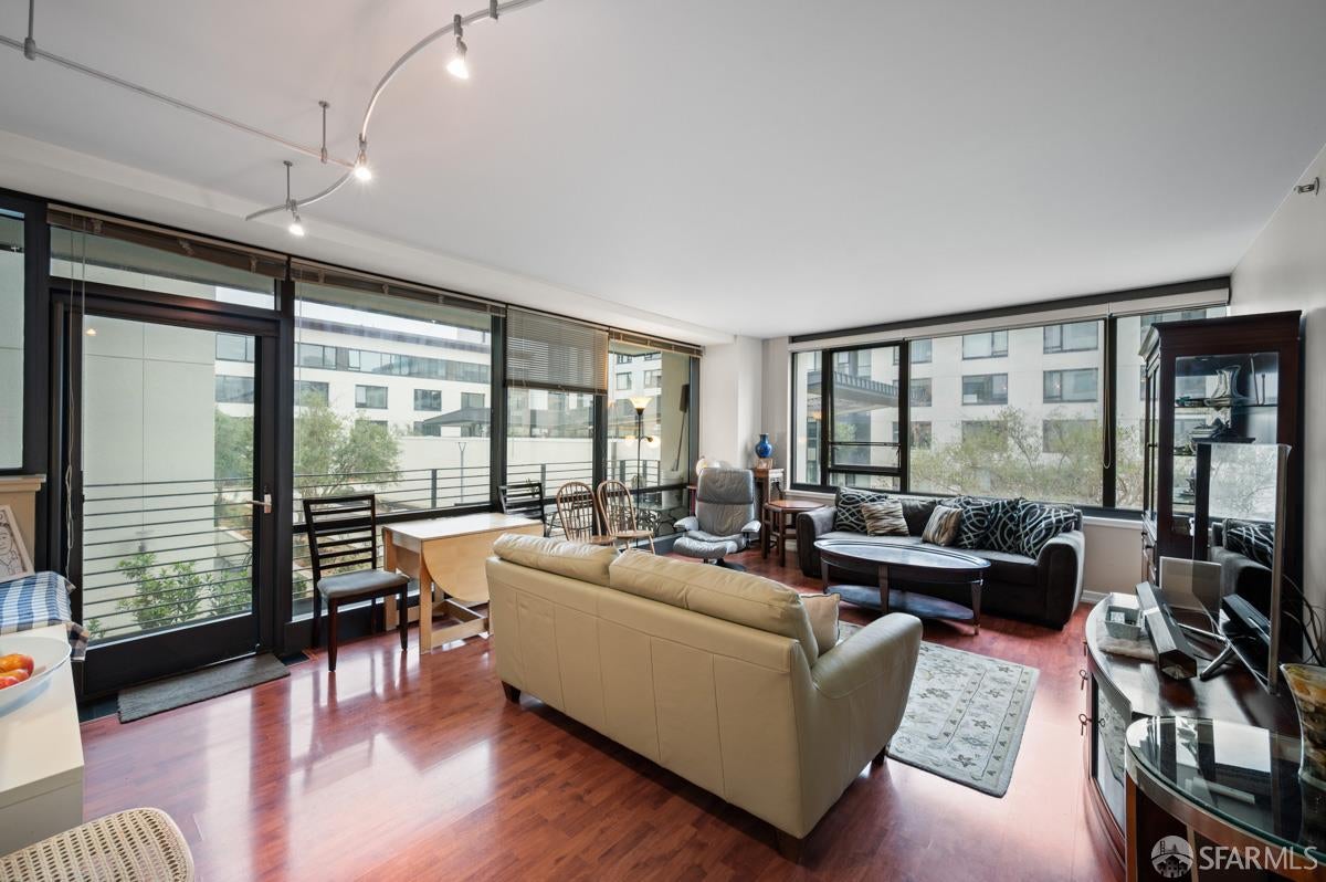 250 King Street 518