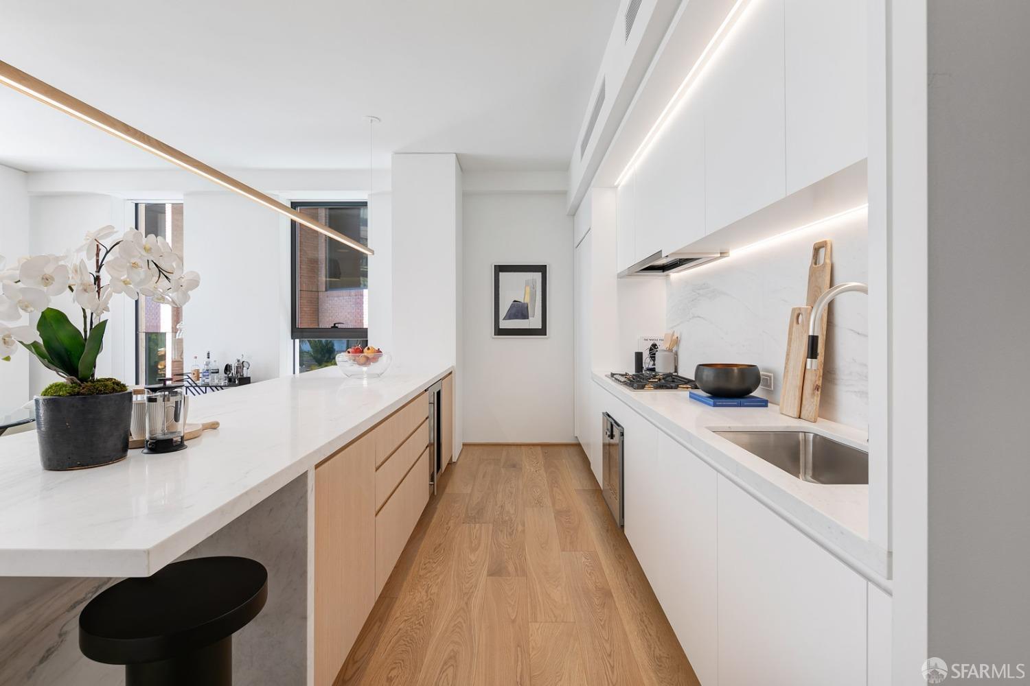 1 Steuart Lane 605