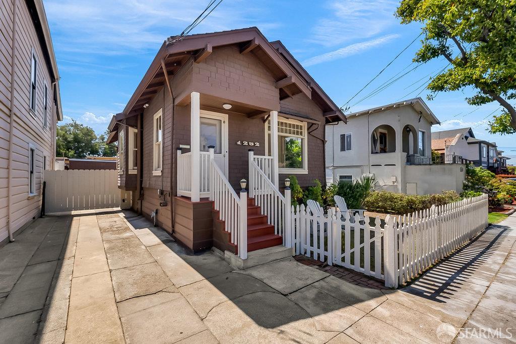 Alameda, California 94501, United States, 1 Bedroom Bedrooms, ,3 BathroomsBathrooms,Residential,Active,168041