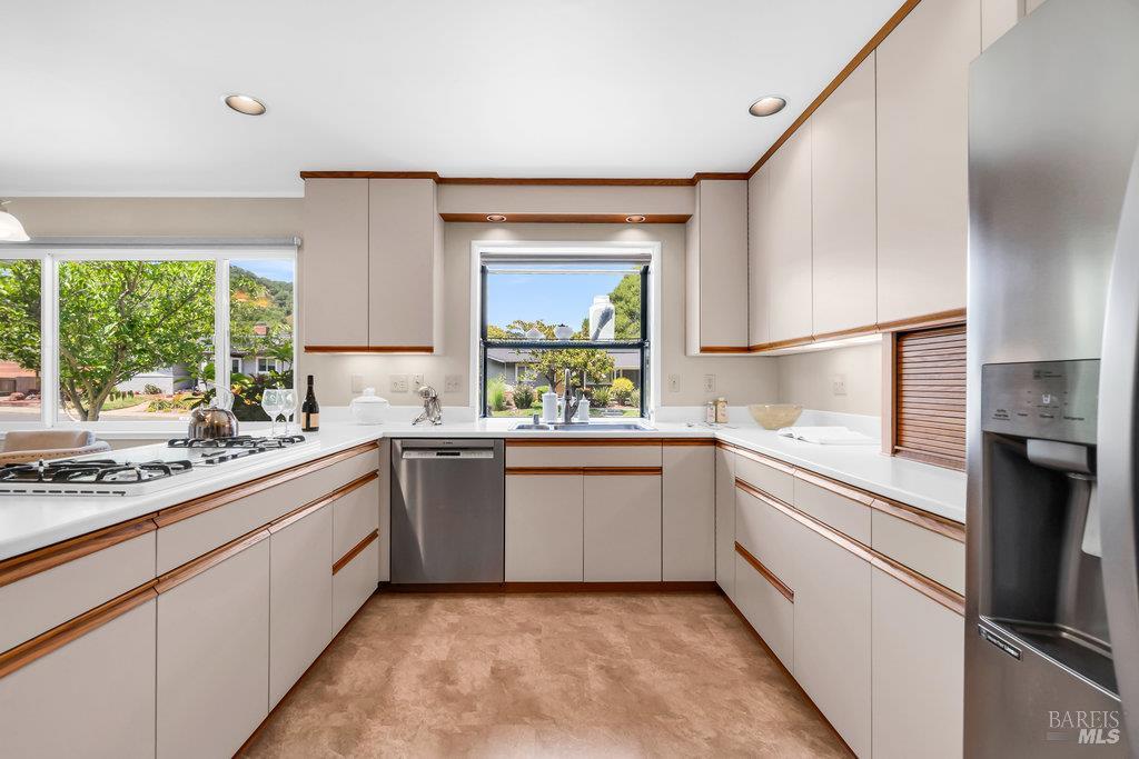 San Rafael, California 94901, United States, 3 Bedrooms Bedrooms, ,2 BathroomsBathrooms,Residential,Active,151314