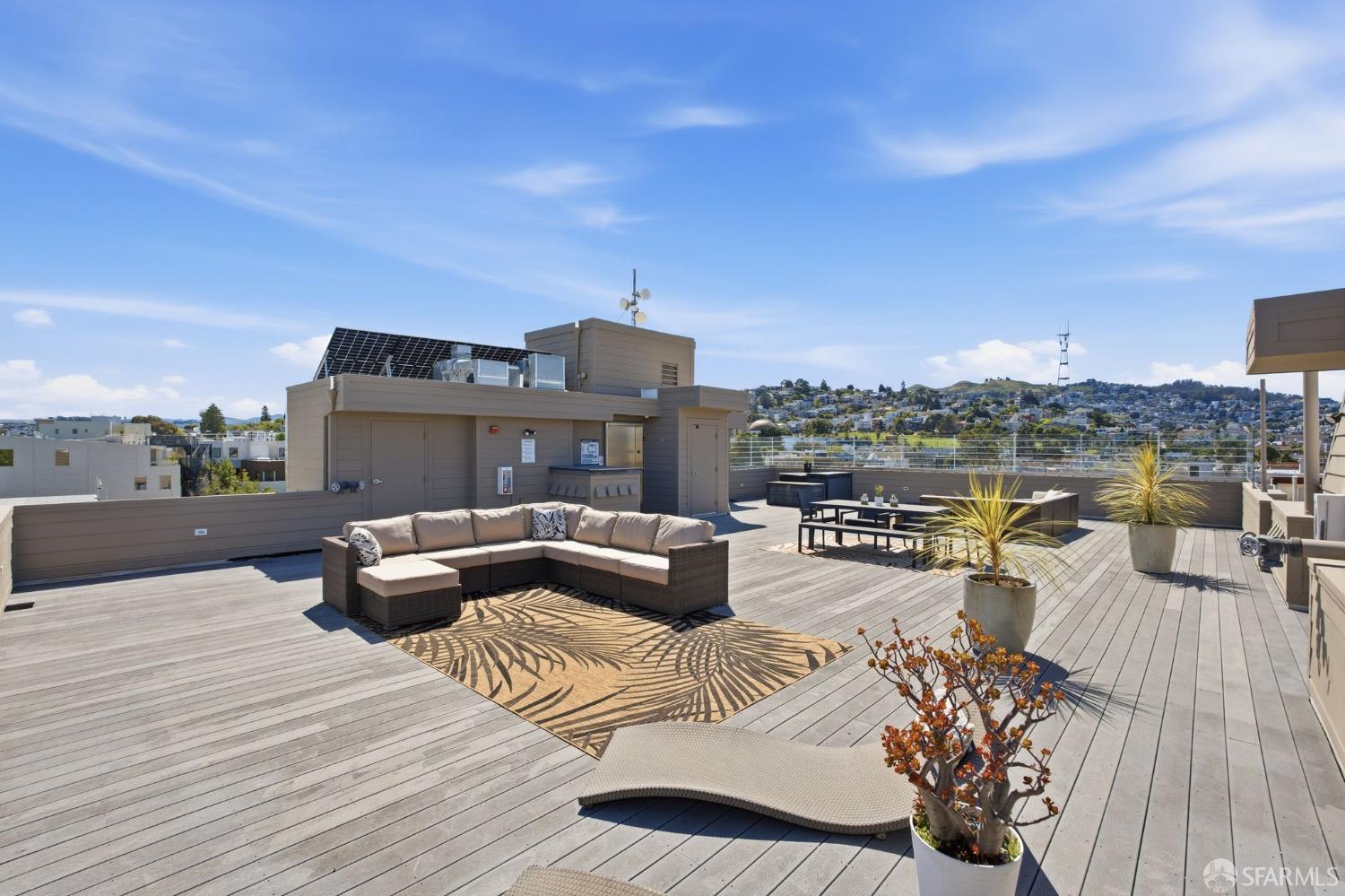 736 Valencia Street 301