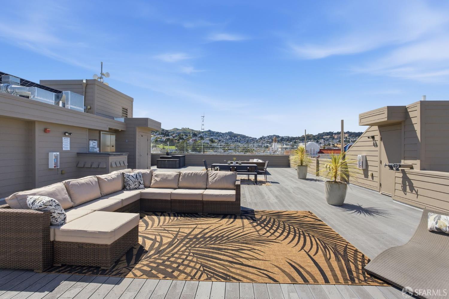 736 Valencia Street 301