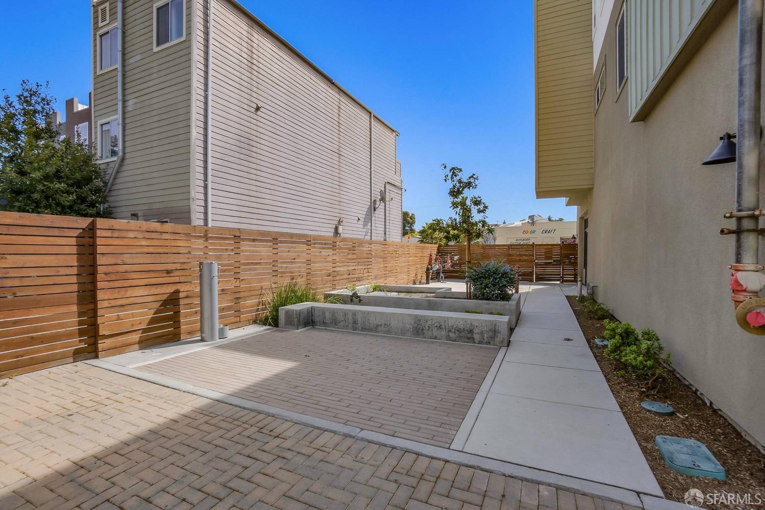 990 W Grand Ave Avenue