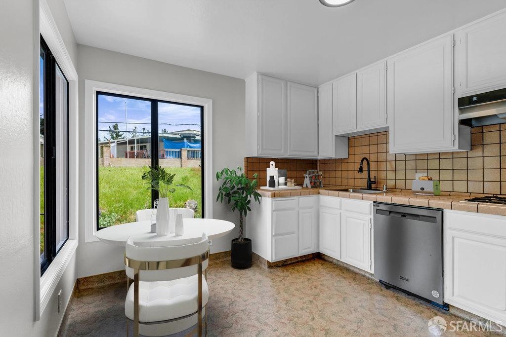 Daly City, California 94014, United States, 2 Bedrooms Bedrooms, ,1 BathroomBathrooms,Residential,Pending,110901