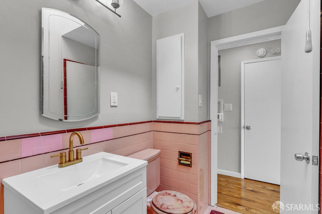 Daly City, California 94014, United States, 2 Bedrooms Bedrooms, ,1 BathroomBathrooms,Residential,Pending,110901