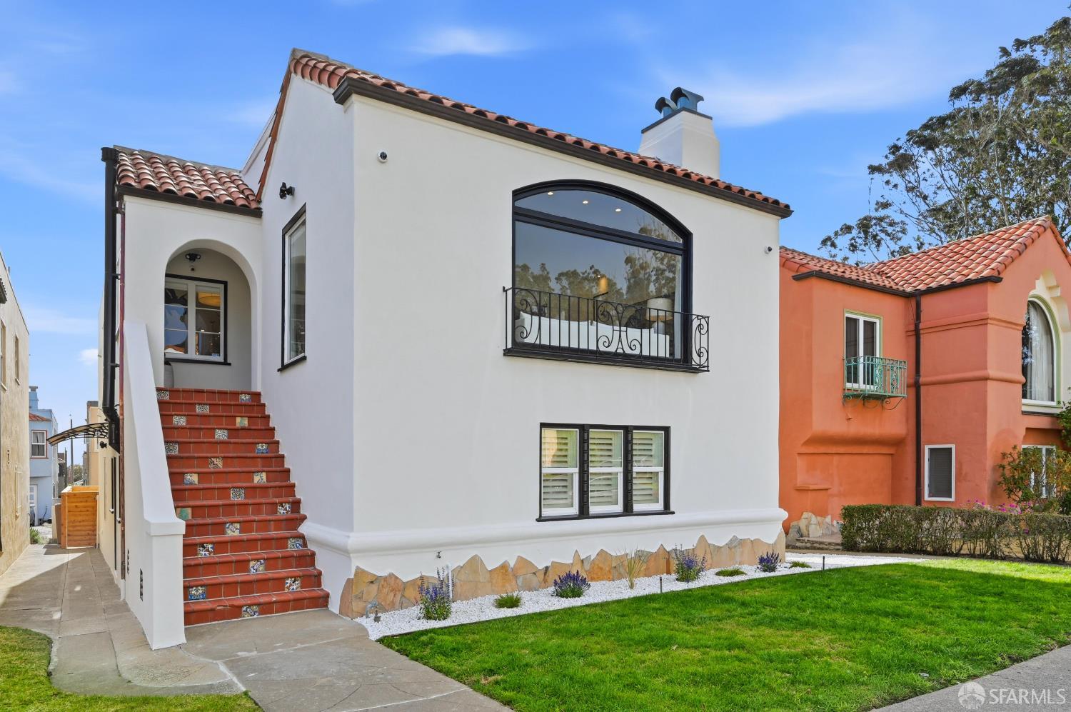 125 Paraiso Place