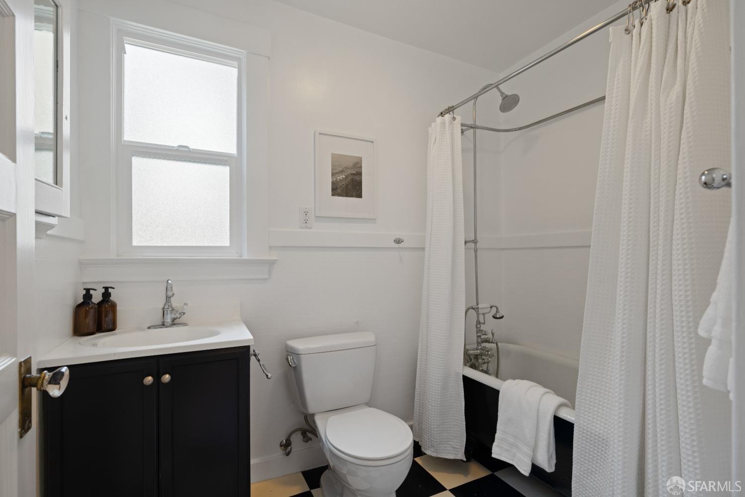 San Francisco, California 94116, United States, 4 Bedrooms Bedrooms, ,3 BathroomsBathrooms,Residential,Pending,120439