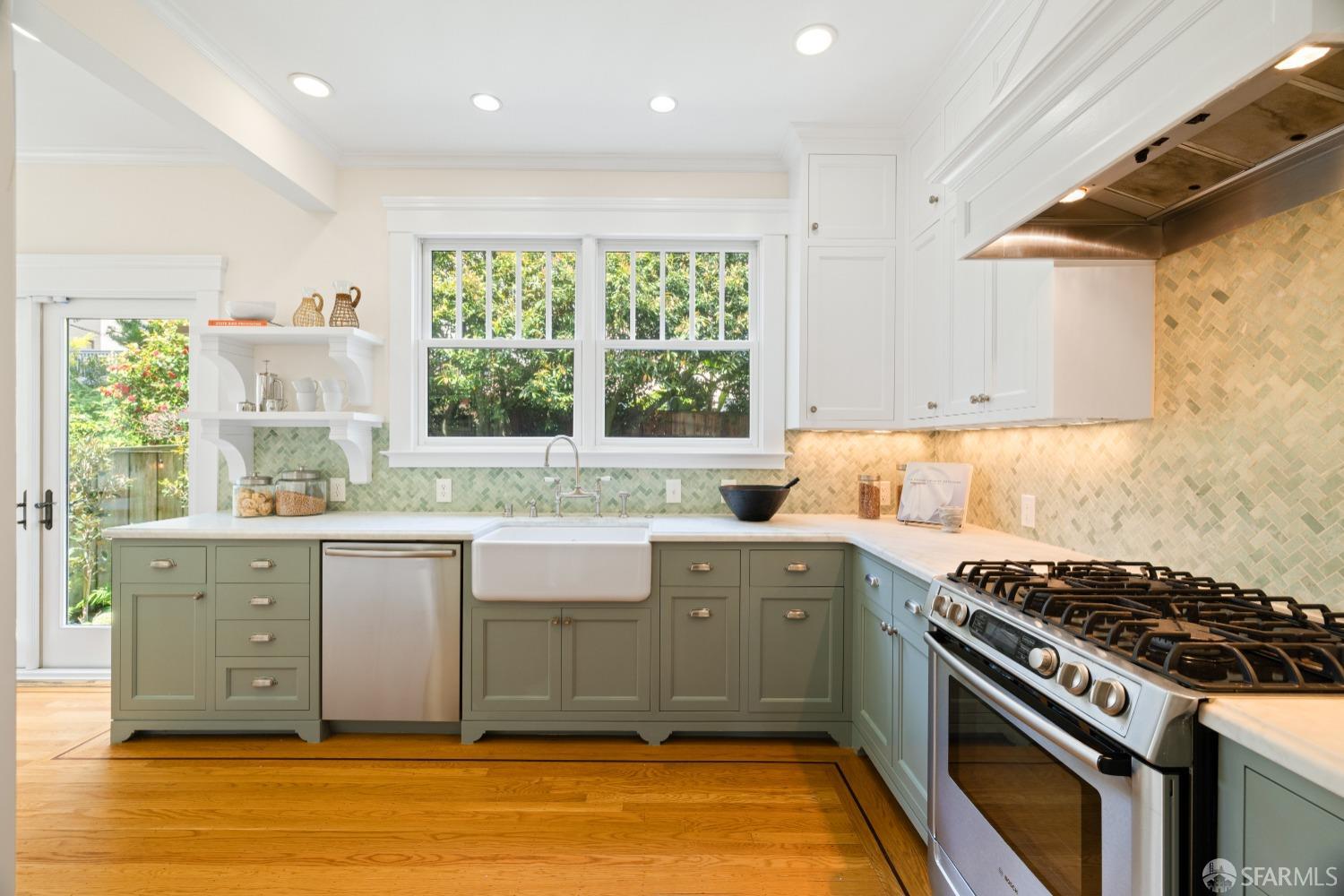 San Francisco, California 94116, United States, 4 Bedrooms Bedrooms, ,3 BathroomsBathrooms,Residential,Pending,120439