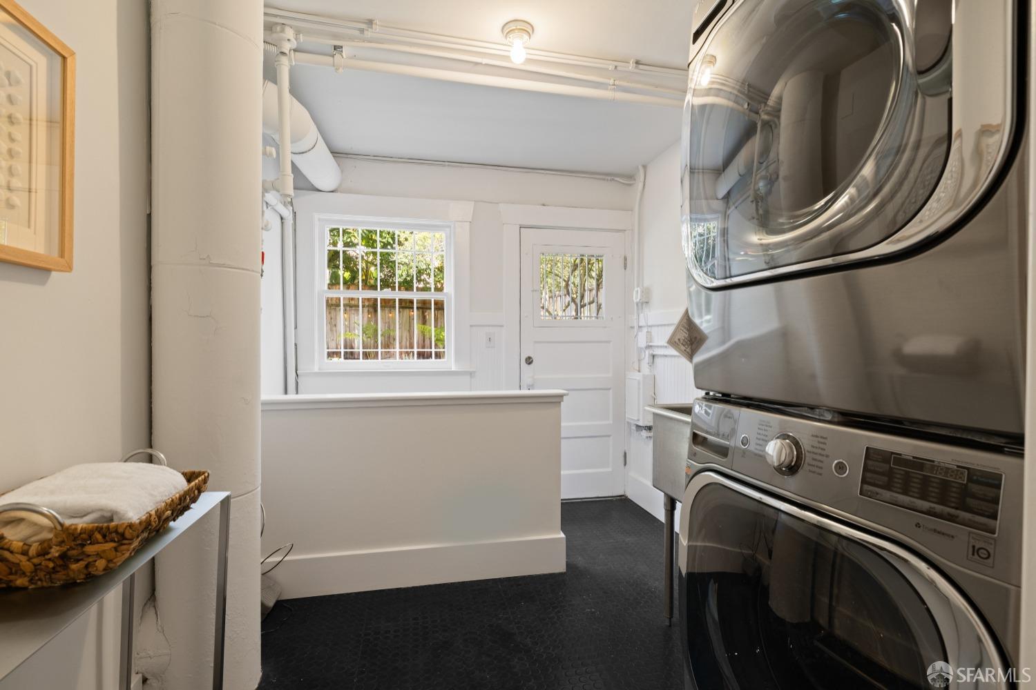 San Francisco, California 94116, United States, 4 Bedrooms Bedrooms, ,3 BathroomsBathrooms,Residential,Pending,120439