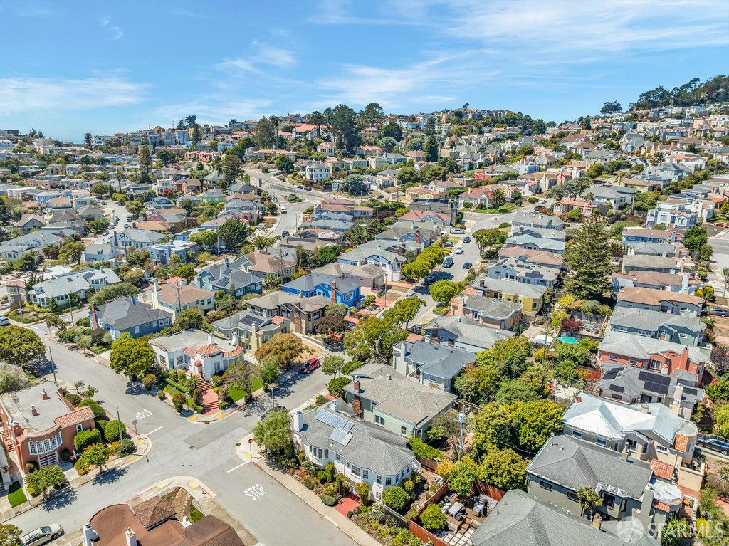 San Francisco, California 94112, United States, 2 Bedrooms Bedrooms, ,1 BathroomBathrooms,Residential,Pending,186858