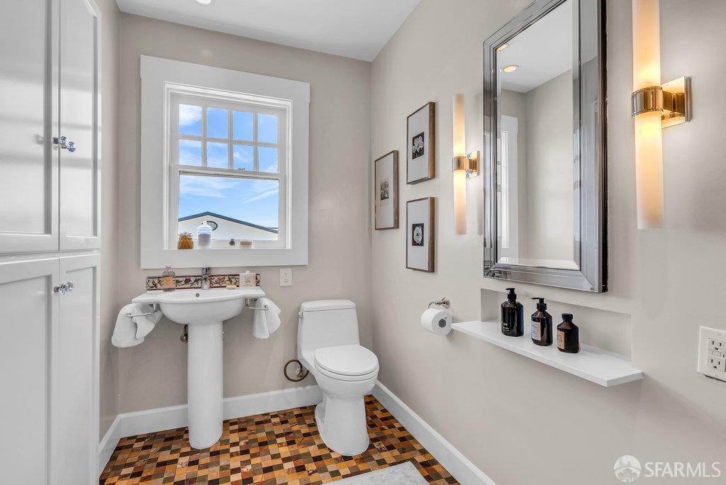 San Francisco, California 94112, United States, 2 Bedrooms Bedrooms, ,1 BathroomBathrooms,Residential,Pending,186858