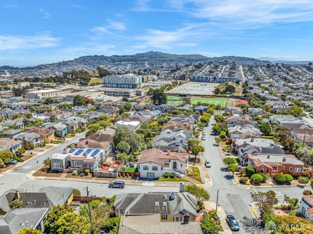 San Francisco, California 94112, United States, 2 Bedrooms Bedrooms, ,1 BathroomBathrooms,Residential,Pending,186858