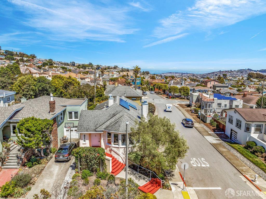 San Francisco, California 94112, United States, 2 Bedrooms Bedrooms, ,1 BathroomBathrooms,Residential,Pending,186858