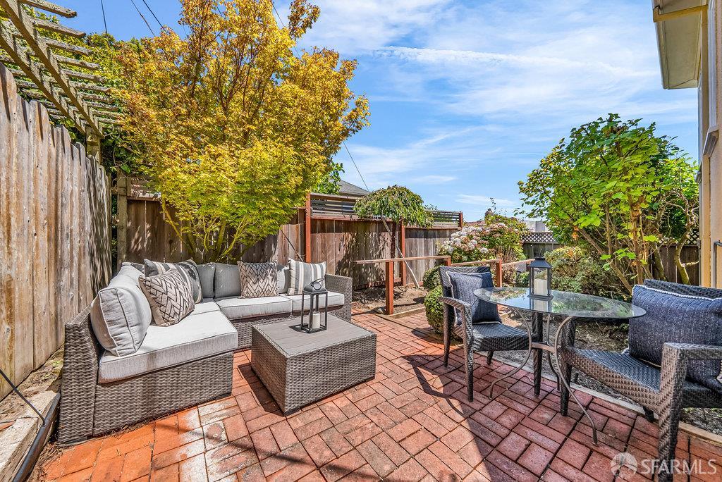 San Francisco, California 94112, United States, 2 Bedrooms Bedrooms, ,1 BathroomBathrooms,Residential,Pending,186858