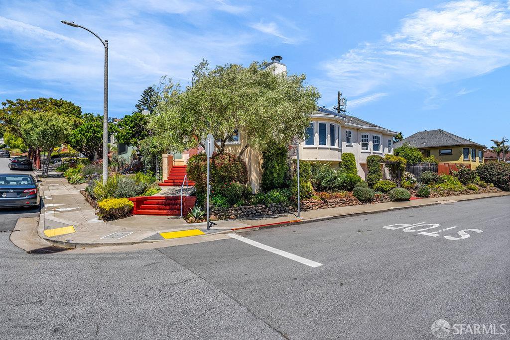 San Francisco, California 94112, United States, 2 Bedrooms Bedrooms, ,1 BathroomBathrooms,Residential,Pending,186858