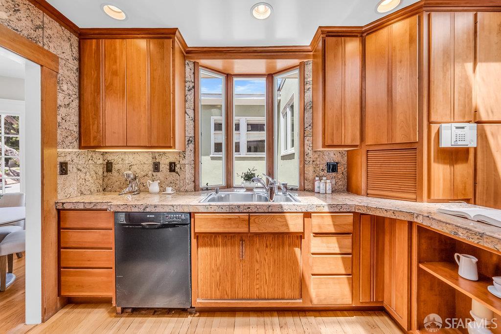 San Francisco, California 94112, United States, 2 Bedrooms Bedrooms, ,1 BathroomBathrooms,Residential,Pending,186858