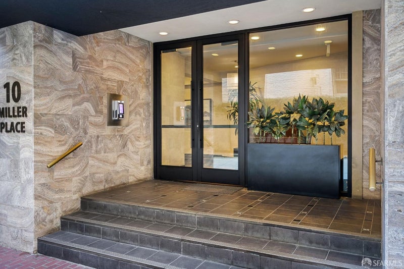 10 Miller Place 1002